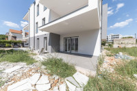 Vodice- Srima, prodaje se odličan apartman s vrtom, drugi red do mora