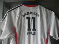 BAYERN MÜNCHEN : PODOLSKI - MUŠKI SPORTSKI DRES / MAJICA