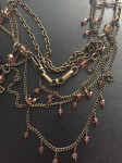 Metalna bakrena ogrlica sa lancima i kristal privjescima
