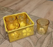 Vintage set čaša u emajliranom stalku i lot čaša za aperitiv sa manjim