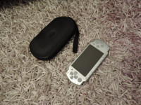 Sony PSP-2004 playstation portable,pali se,ali je display puknut iznut