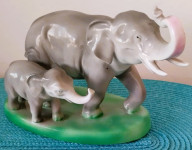 slonica i mladunće - figura u porculanu