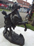 Metalna skulptura mladića sa konjem-zamjene za starine