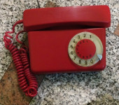 Stari crveni telefon