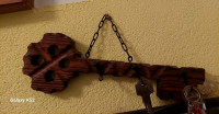 starinski drveni držač ključeva