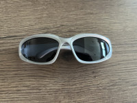 Sive sunčane naočale