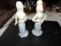 Dvije keramičke figurice --žene-- visine 20 cm