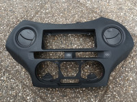 Toyota Yaris 2002-2005 središnja plastika armature