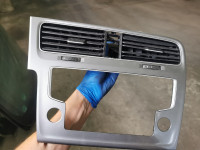 vw golf 7 VII plastika oko radija ventilacija rešetke