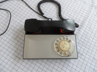 Iskra uredski telefon