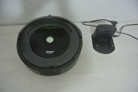 Robot usisivac iRobot Roomba sa punjacem-dockom, upali se,pocne raditi