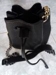 Crna bucket torbica od prave kože s metalnim lančanim  remenom