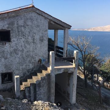 Metajna, stara kuća s građ. dozvolom za 5-sob vilu s bazenom, pogled