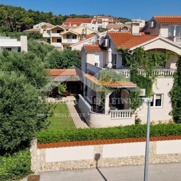 Vodice, prekrasna kuća s četiri apartmana