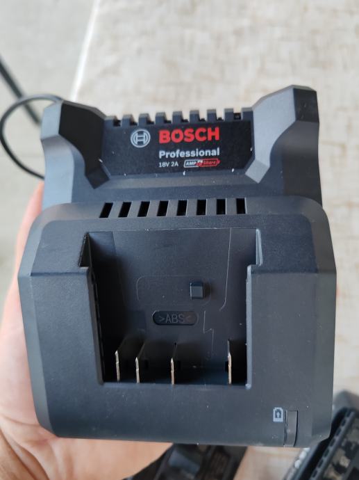 Bosch baterije i punjač 18v