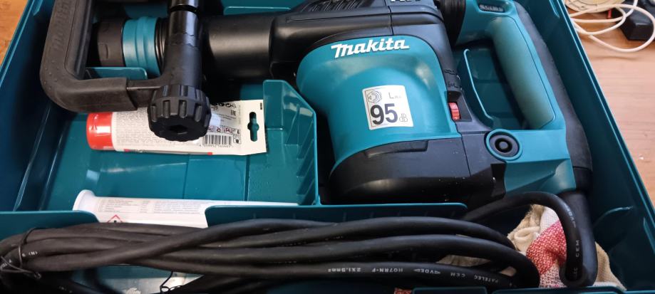 Prodajem Makita HM0871C Elektricni Cekic za razbijanje 1100W