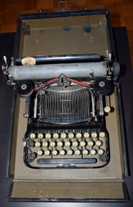 Corona Three typewriter - Pisaći stroj Corona