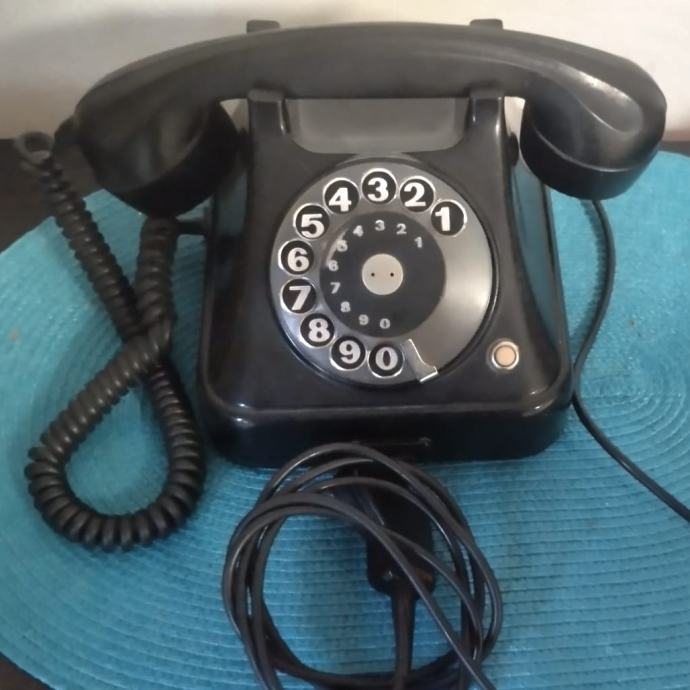 Iskra - bakelitni telefon iz 1960.godine