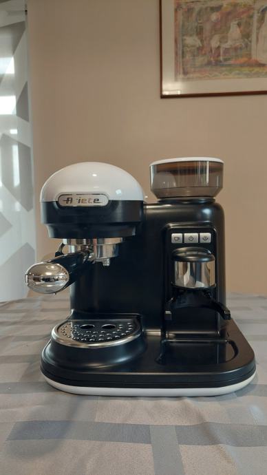 Aparat za espresso kavu Ariete Moderna 1318 s mlincem