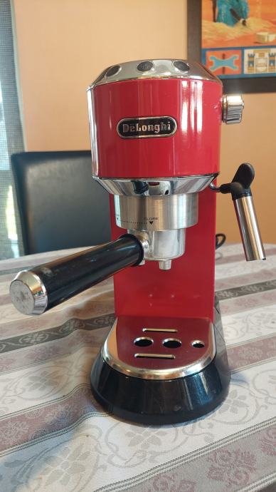 Aparat za espresso kavu DeLonghi Dedica crvena