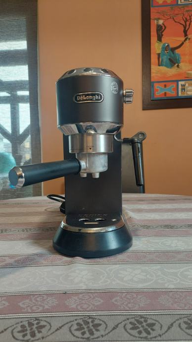 Aparat za espresso kavu DeLonghi Dedica EC  685.BK