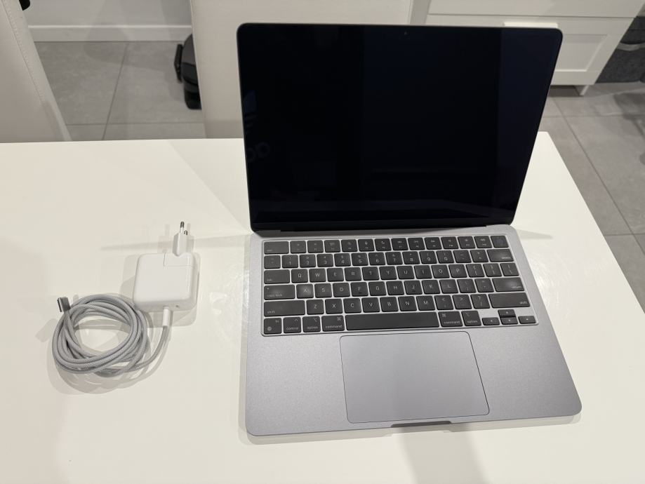 Apple MacBook Air 13.6 M2 / 8GB RAM / 512GB SSD / 10 GPU / TOP STANJE!