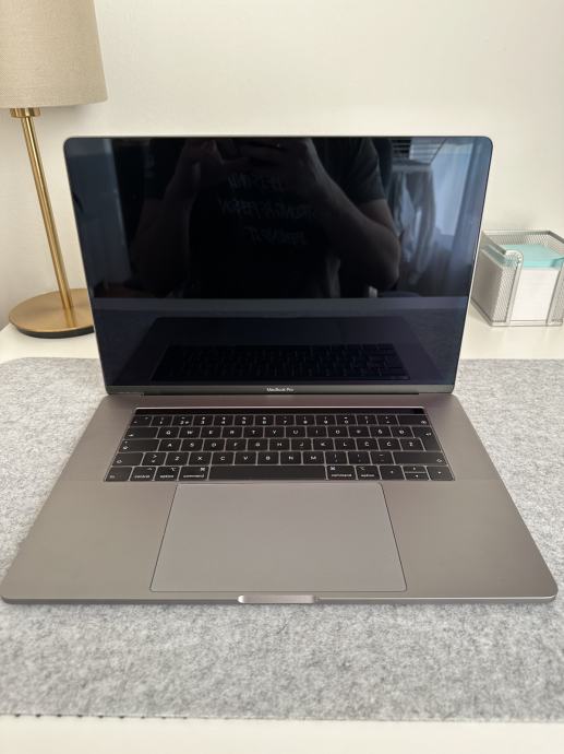 Apple MacBook Pro 15,4”,16 GB, 512 GB SSD, nova baterija (0 ciklusa)