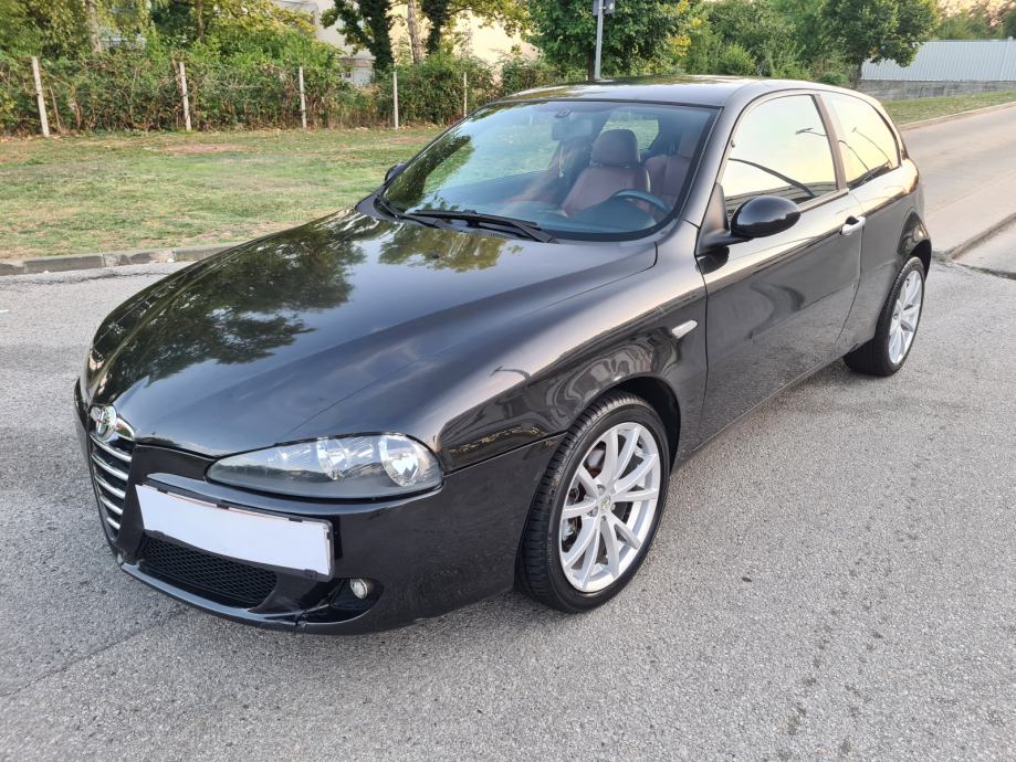 Alfa Romeo Alfa 147 1,6 TS 105 Emozione 160,443 km 3.881,<sup  class=currency-decimal>98</sup> €