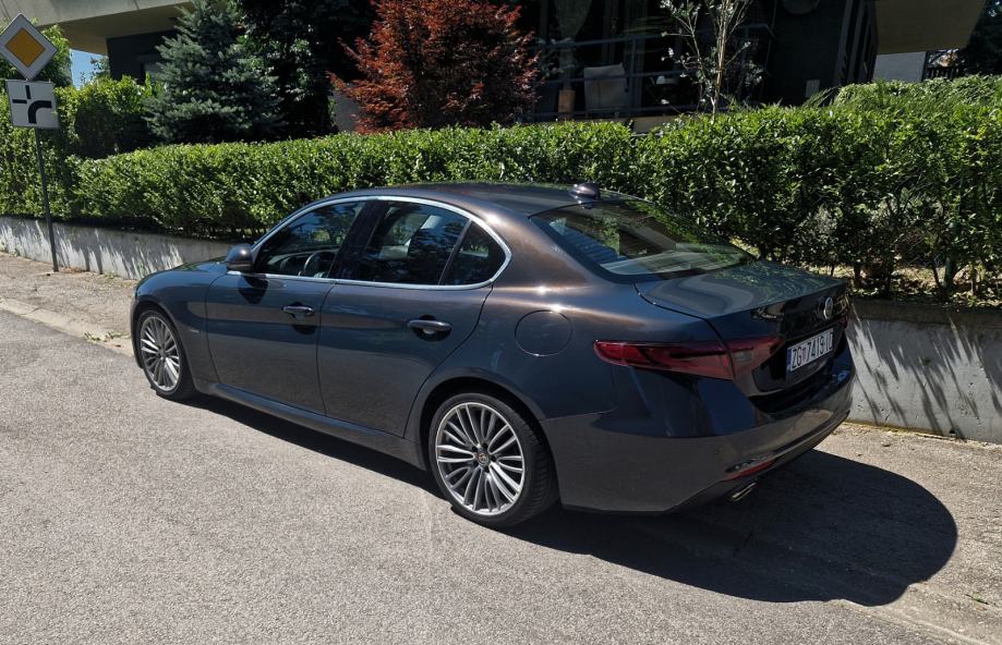 Alfa Giulia 2,2 JTD | Metalik | Automatski mjenjač | Keyless entry