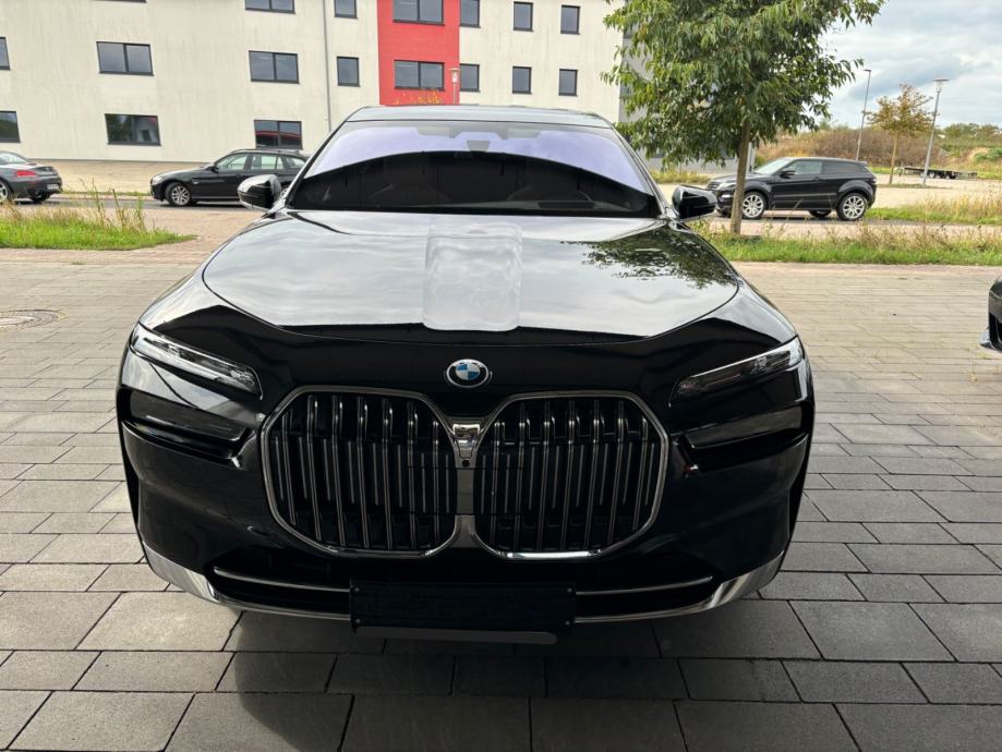 BMW 750e xDrive Bowers Lounge Seat Kino TV