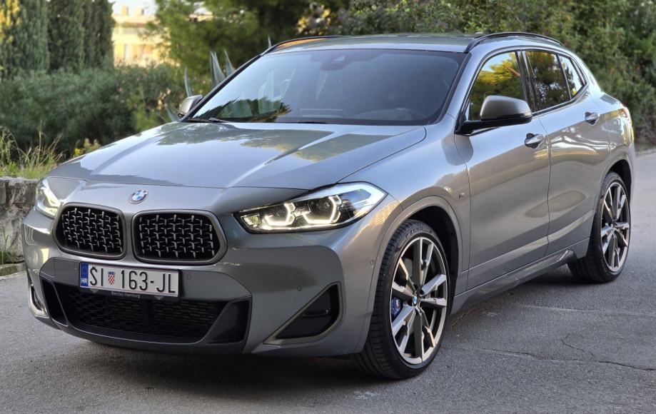 BMW X2 M35i 306ks turbo, DKG, HeadUp, LED, keyless, soft close, alu 20