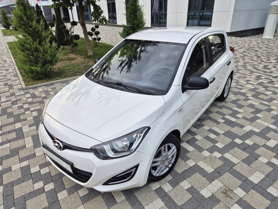 Hyundai i20 1,1 CRDi **FIFA EDITION**KLIMA**ALU**SERVISNA**REG 1 GOD**