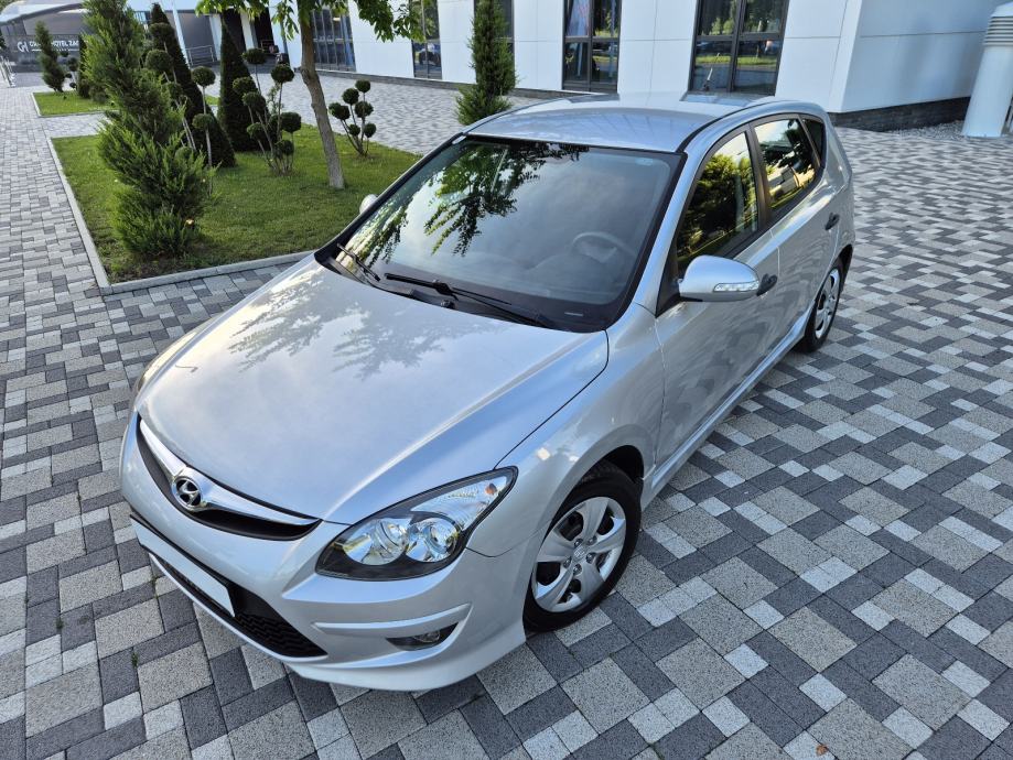 Hyundai i30 1,6 CRDi **EDITION PLUS**KLIMA**SERVISNA**REG 1 GOD**