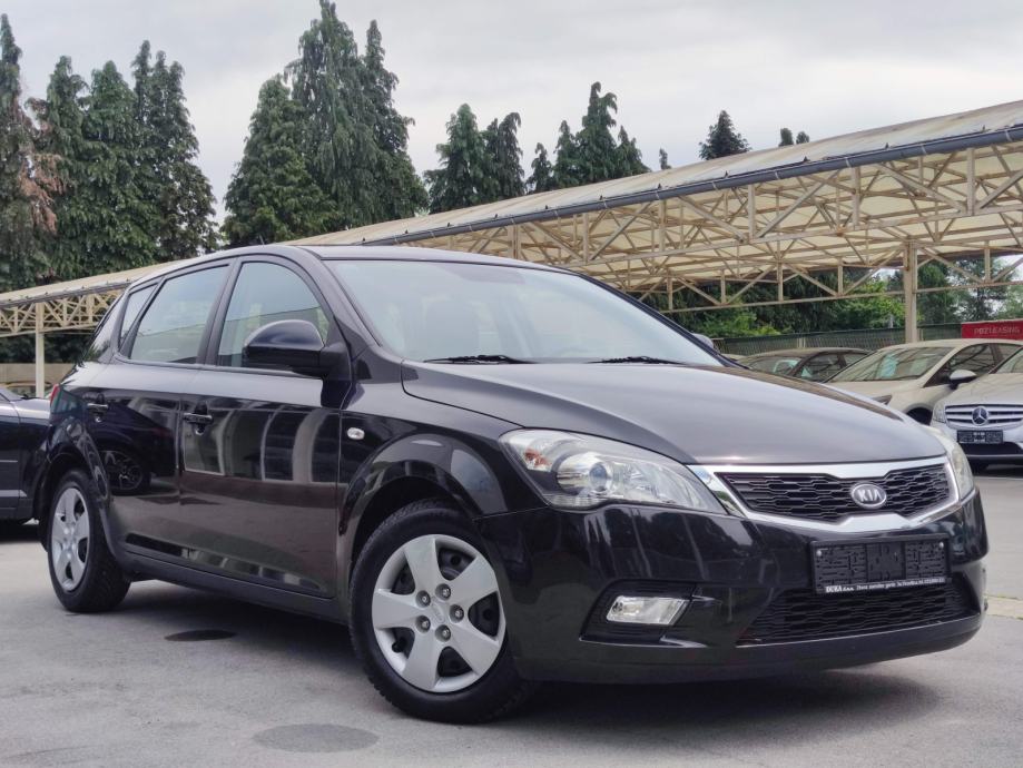 Kia Ceed  1,4 SERVISNA KOŽNI VOLAN PUTNI KOMPJUTER