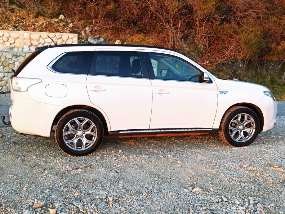 Mitsubishi Outlander Plug In Hybrid Pogon 4x4 Bijela Perla 2013 God