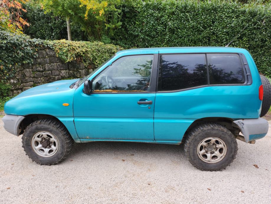 Nissan Terrano 2,4 SR