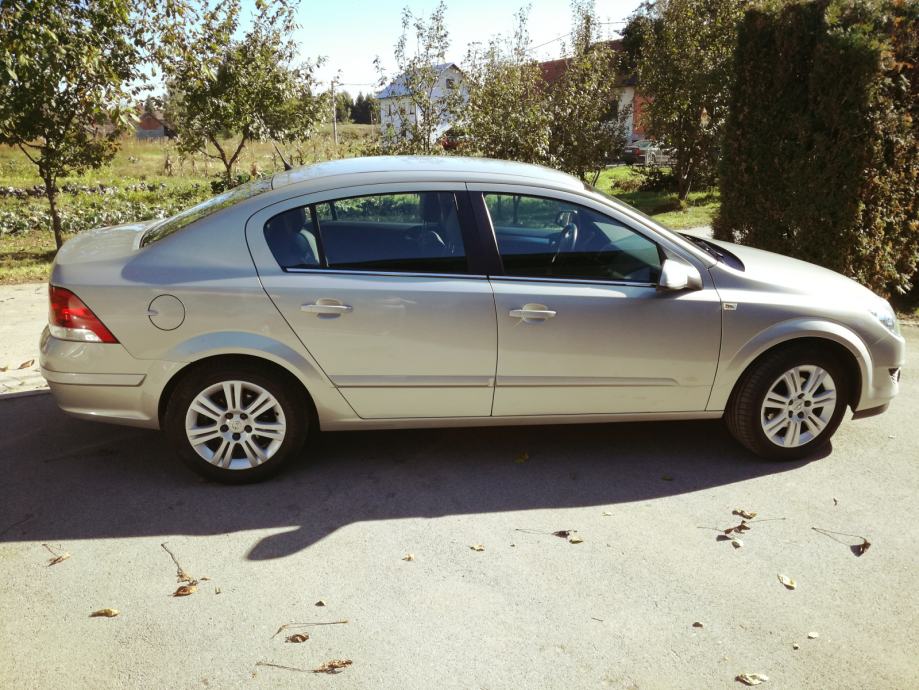 Opel astra h sedan