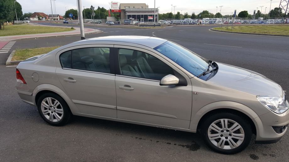 Opel astra h sedan