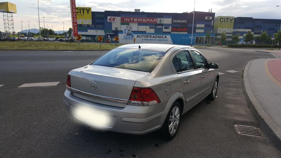 Opel astra h sedan