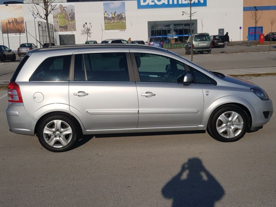 Opel zafira 2010 года