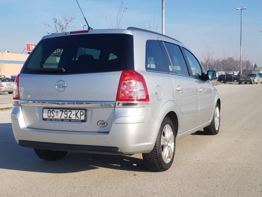 Opel zafira 2010 года