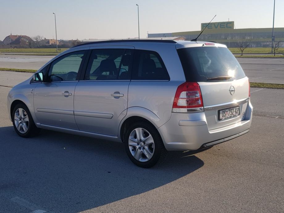 Opel zafira 2010 года