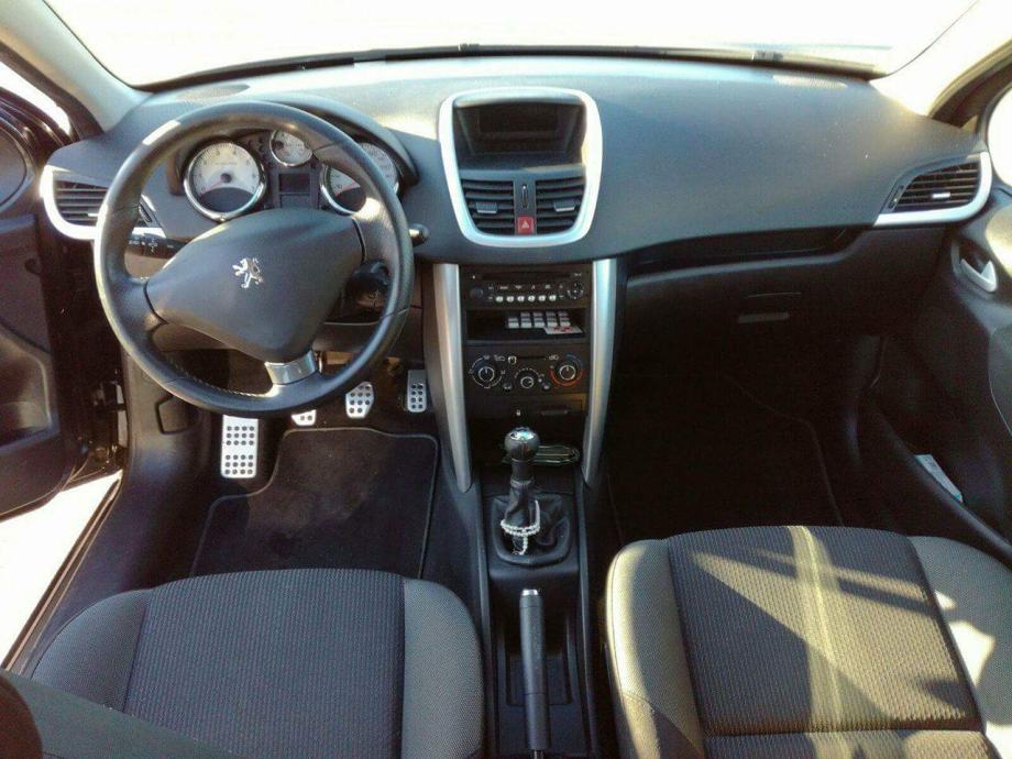 Peugeot 207 салон