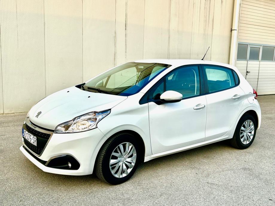 Peugeot 208 1,5 BlueHDI odličan! Registriran godinu dana !Allure !