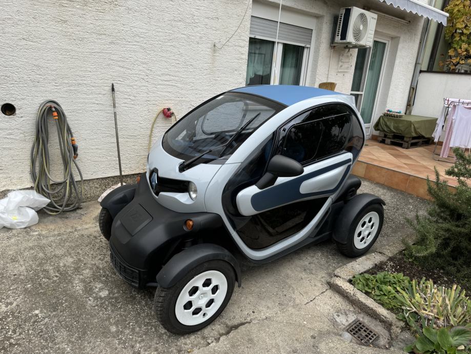 Renault Twizy 70 domet, 85 km/h max-speed, dvosjed. Puno opreme.