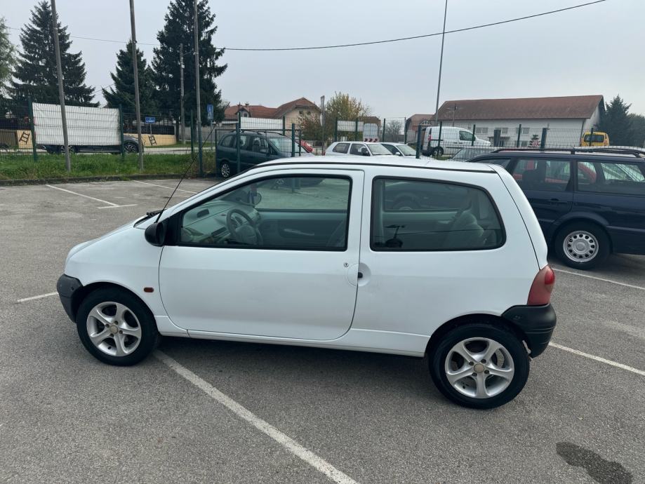 Renault Twingo 1,2 AUTO DOBAR PALI VOZI BEZ GRESKE REG 9 MJ 2025