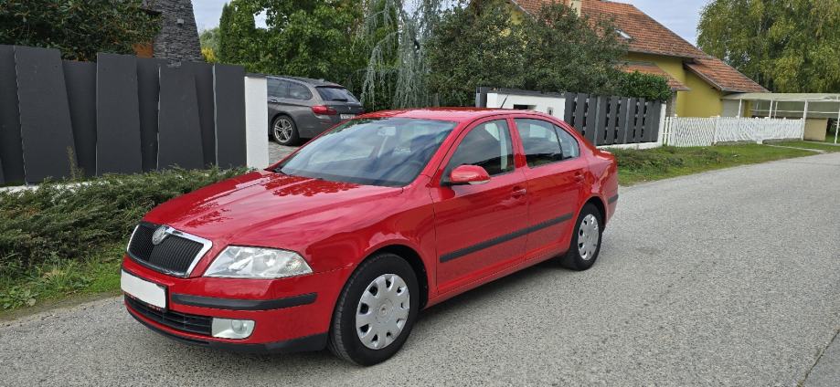 Škoda Octavia 1,6 i , plin atestiran  1vlasnik garaziran,,,sacuvan,