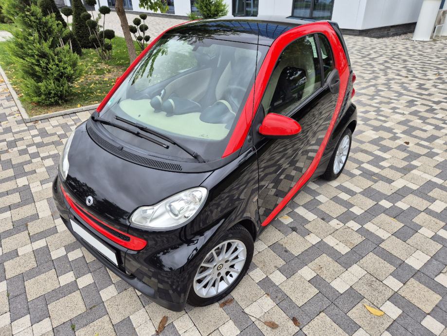 Smart fortwo coupe 1.0 **LIMITED**KLIMA**PANORAMA**SATOVI**REG 1 GOD**