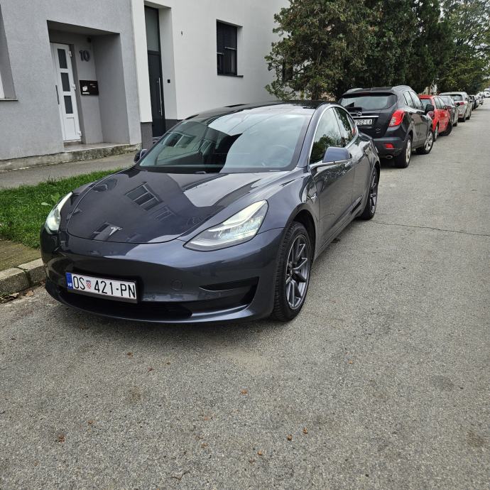 Tesla Model 3 SR+