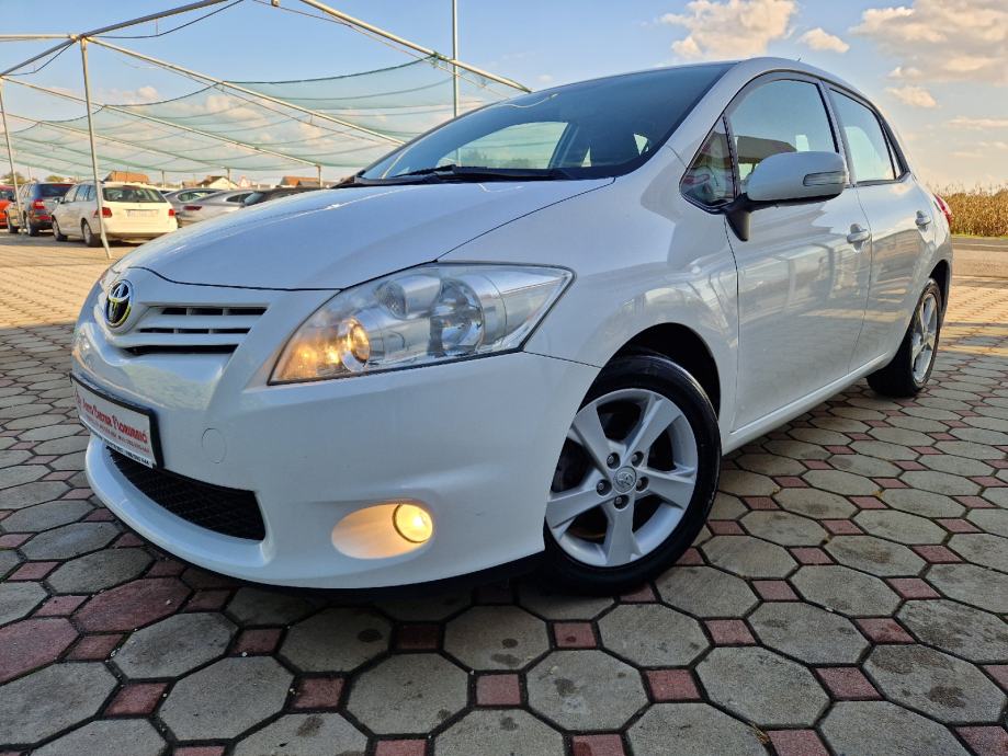 Toyota Auris 2,0 D-4D 2012.,SERVISNA, KLIMA, ALU, 6-BRZINA, MAGLENKE..